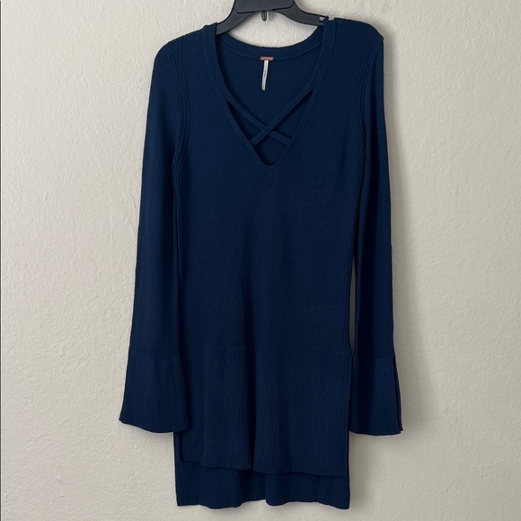 Like New! Free People Navy Blue Knit Crisscross Hi-Lo V-Neck Tunic Sweater in S - Picture 3 of 12